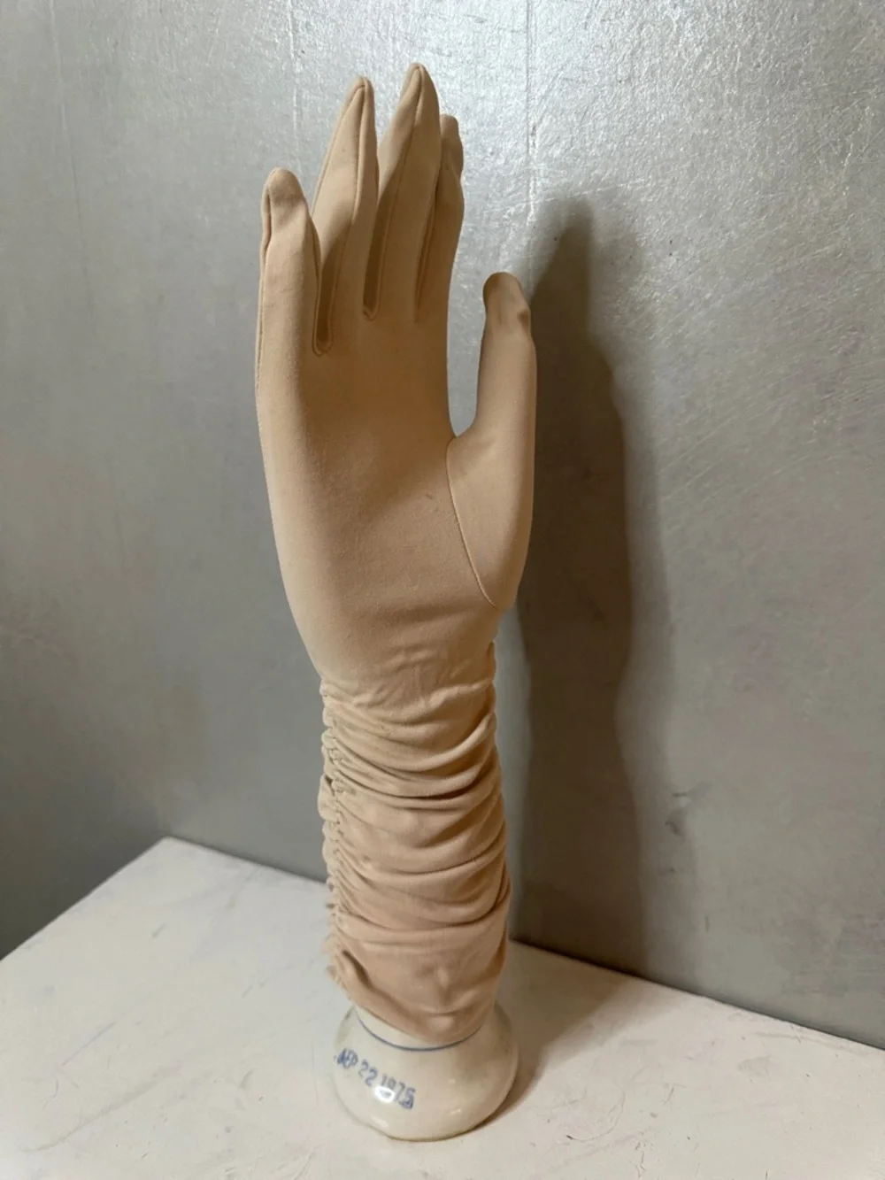 Vintage 60s VAN RAALTE IVORY  Gloves with elastic ruched sides 7